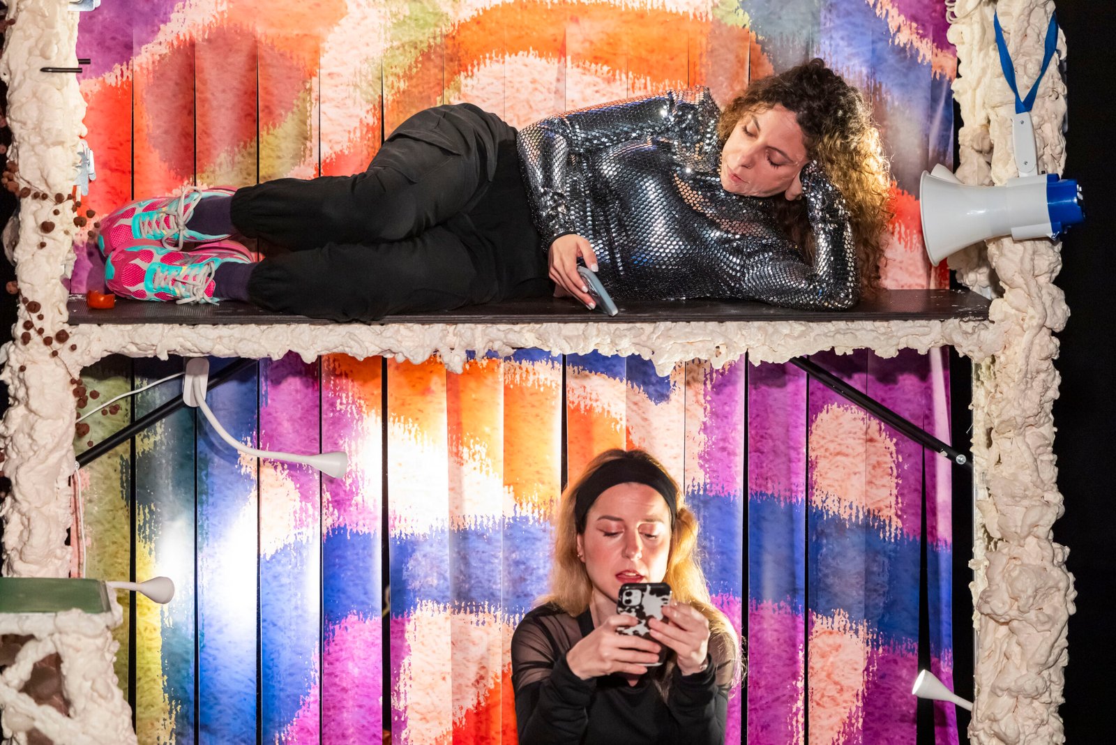 Imagem promocional do espetáculo FOMO, da Terra Amarela e LAMA Teatro