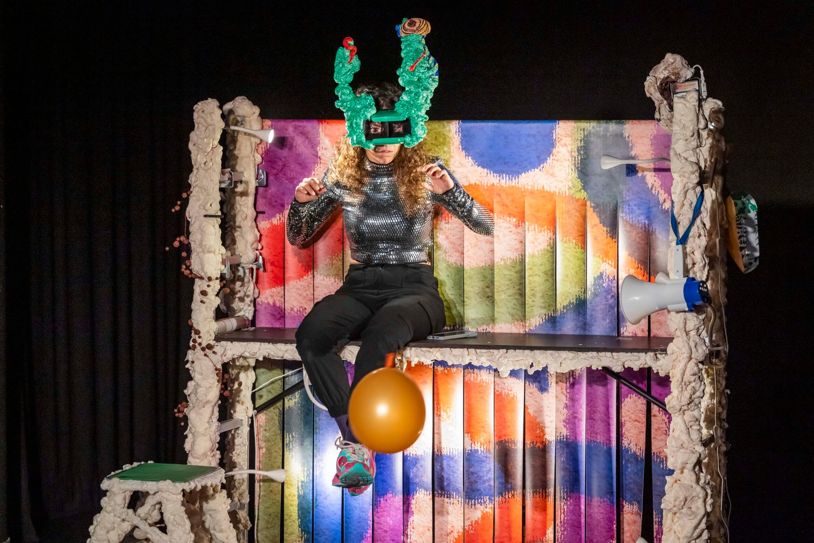 Imagem promocional do espetáculo FOMO, da Terra Amarela e LAMA Teatro