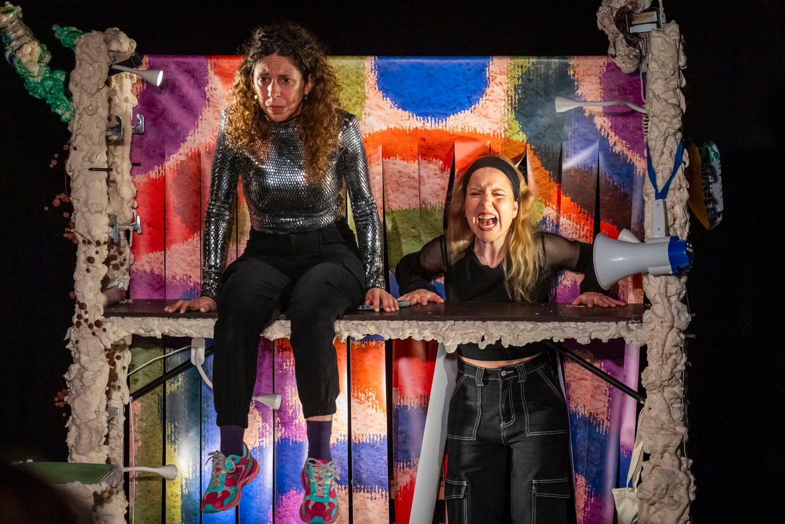 Imagem promocional do espetáculo FOMO, da Terra Amarela e LAMA Teatro