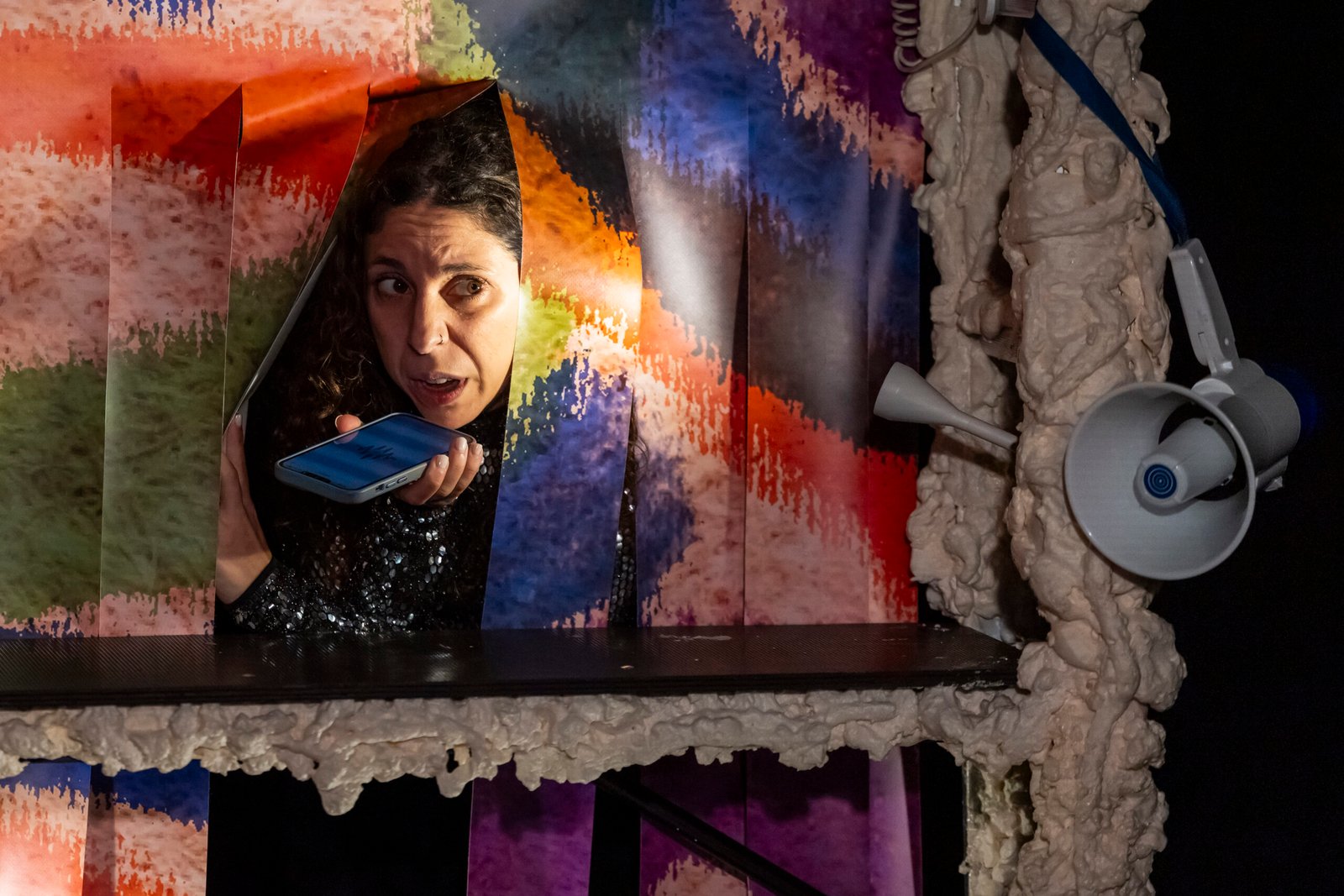 Imagem promocional do espetáculo FOMO, da Terra Amarela e LAMA Teatro