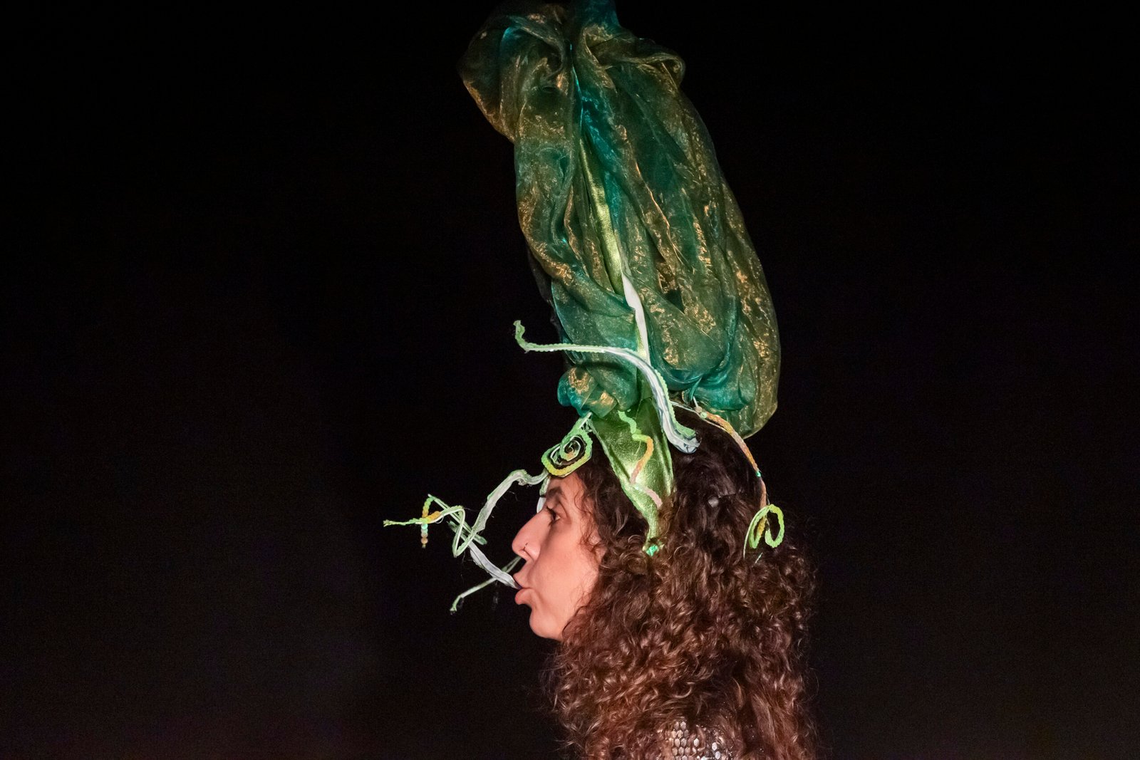 Imagem promocional do espetáculo FOMO, da Terra Amarela e LAMA Teatro