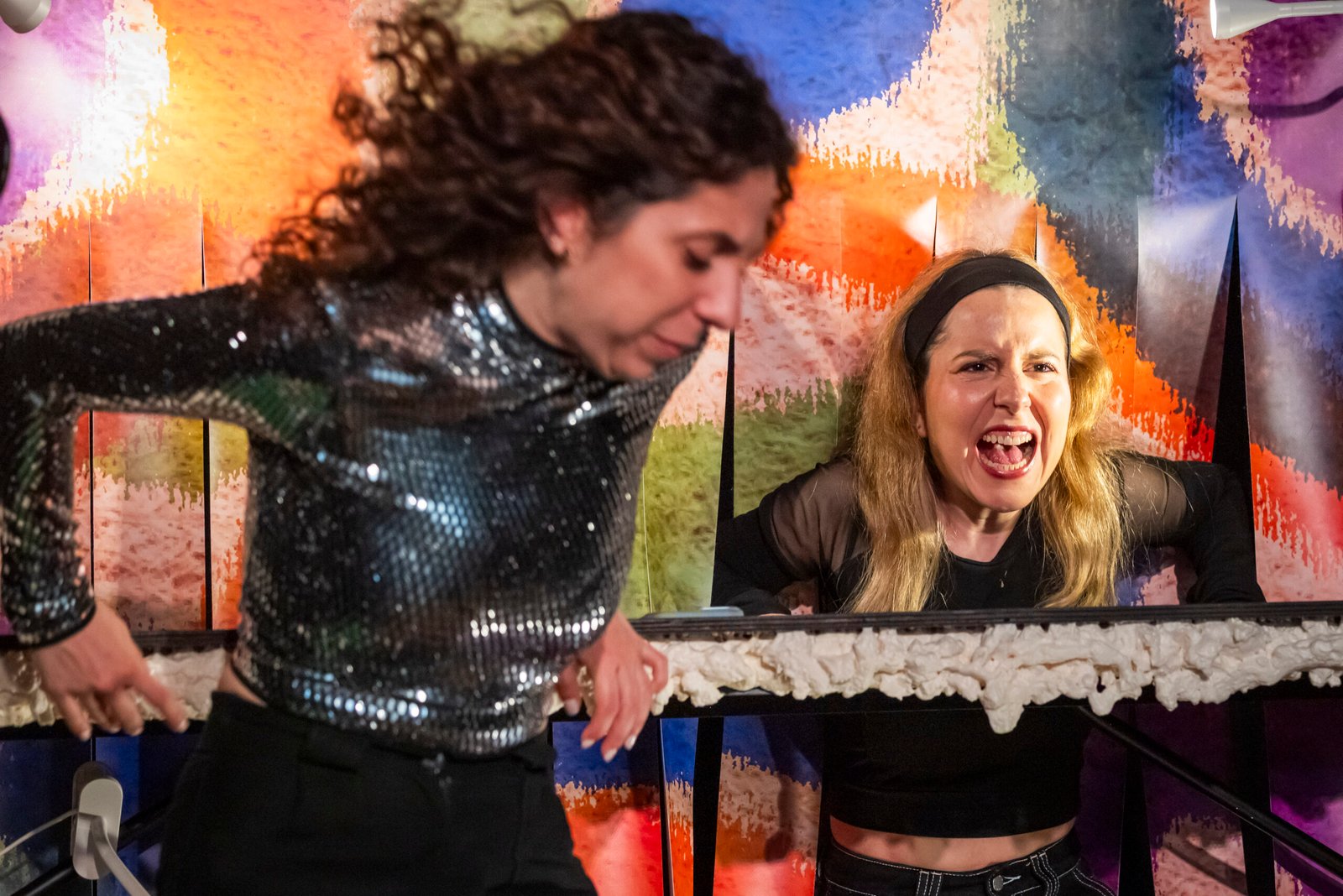 Imagem promocional do espetáculo FOMO, da Terra Amarela e LAMA Teatro