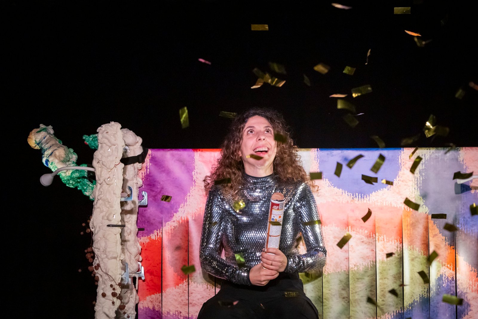 Imagem promocional do espetáculo FOMO, da Terra Amarela e LAMA Teatro
